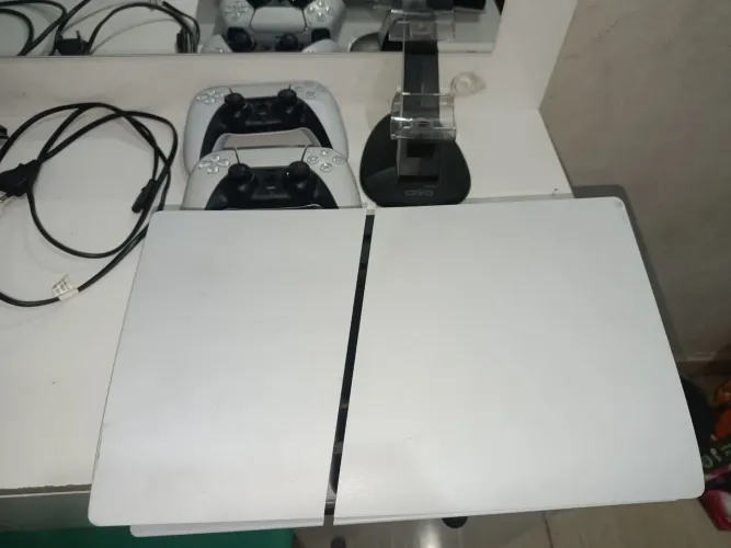 PS5 Slim Digital 1TB + 2 Controles Originais | Menos de 7 meses de uso ?