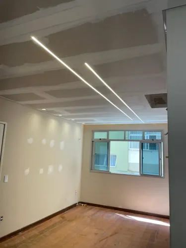Rebaixamento de gesse e iluminação