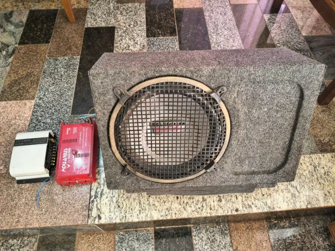 Caixa selada com subwoofer com 2 módulos de potência 