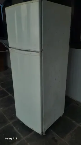 Geladeira gelando muito