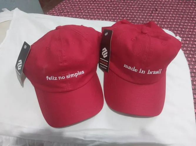 2 bonés - Made in Brasil e Feliz no Simples