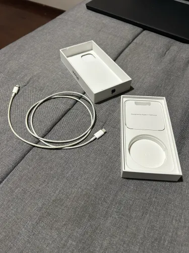 Cabo Original Apple (USB-C/Lightning) + Caixa iPhone 12