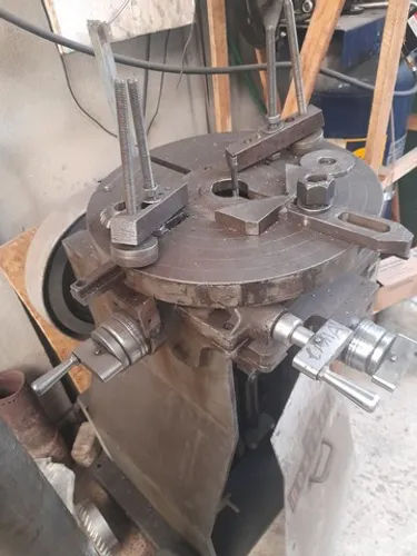 Chaveteira vertical curso 130mm com mesa divisora Ronemak 
