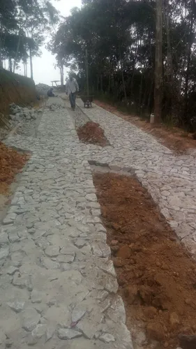 Calçamento de pedras para estradas e patios.