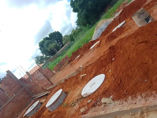 Fossas com tampa e tubos, escavações em geral,