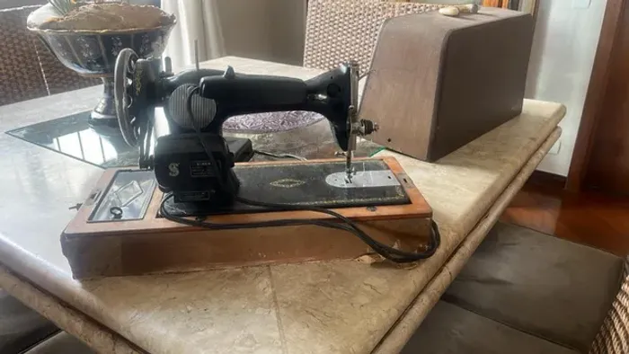 Maquina de Costura Singer Antiga