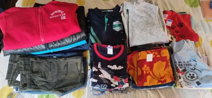 Lote de roupas Menino e brinquedos infantis