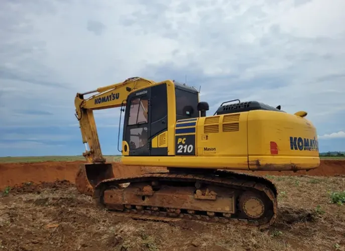 Escavadeira Komatsu PC210 10MO ano 2020 com 6700 horas, em MG
