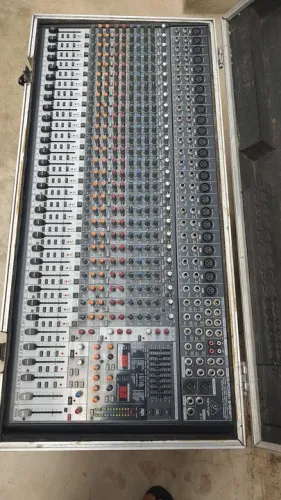 Mesa de Som Behringer Eurodesk SX3242FXI