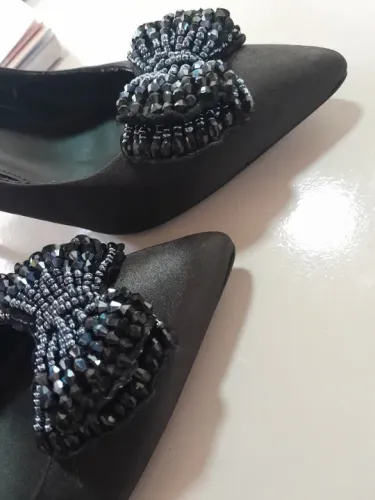 Scarpin Preto com aplicações da arezzo