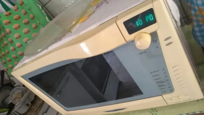 um micro-ondas em bom estado