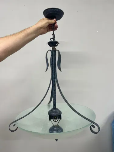 Lustre de Teto em Ferro com Detalhes Decorativos - Chique e Elegante!