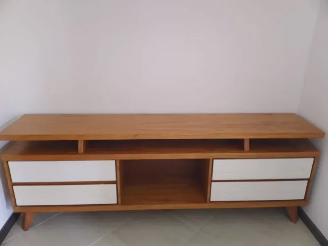 Rack moderno em madeira com gavetas brancas