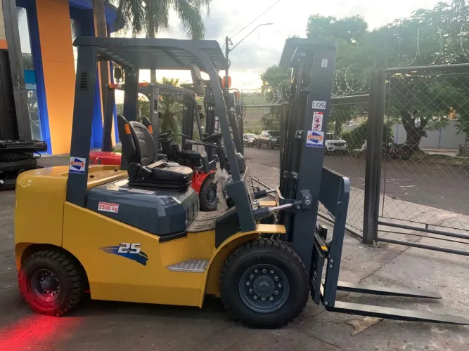 Empilhadeira Heli 2,5t diesel 3m