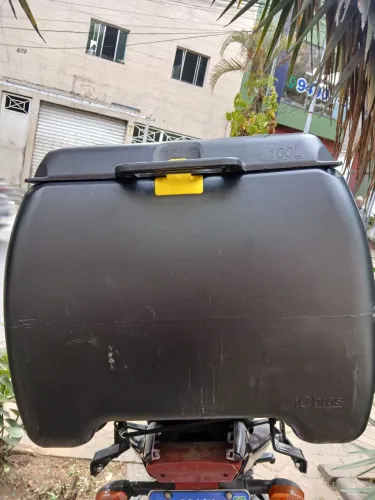Baú 100l com suporte da factor 2012