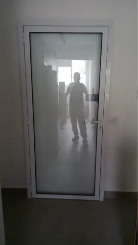 Porta anti ruídos sobre posta