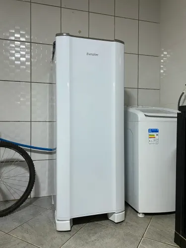 Geladeira Esmaltec - 250 Litros Branco - Excelente estado 