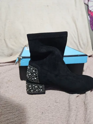 Bota Feminina Preta com Detalhes