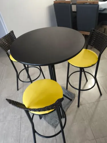 Mesa bistrô com 3 banquetas (NOVA)