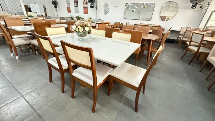Mesa nova completa e com cadeiras de madeira maciça