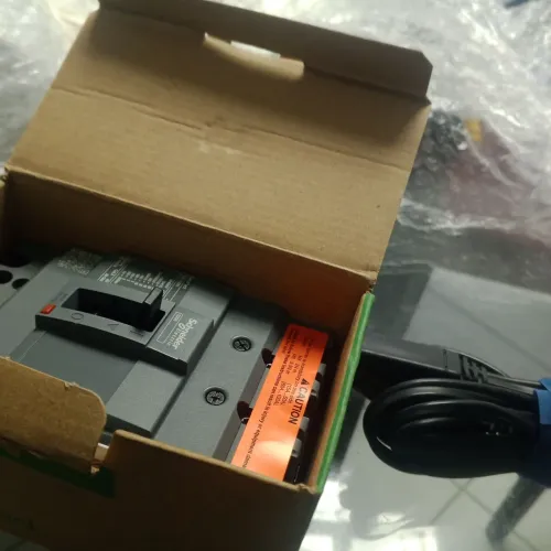 Disjuntor Schneider EZC100N3100 3P 100A novo
