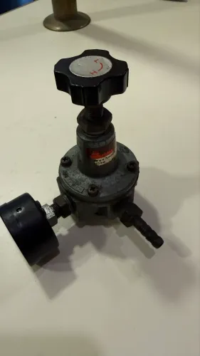 regulador de pressão de gás, possivelmente para argônio marca "RELI" e modelo "AR
