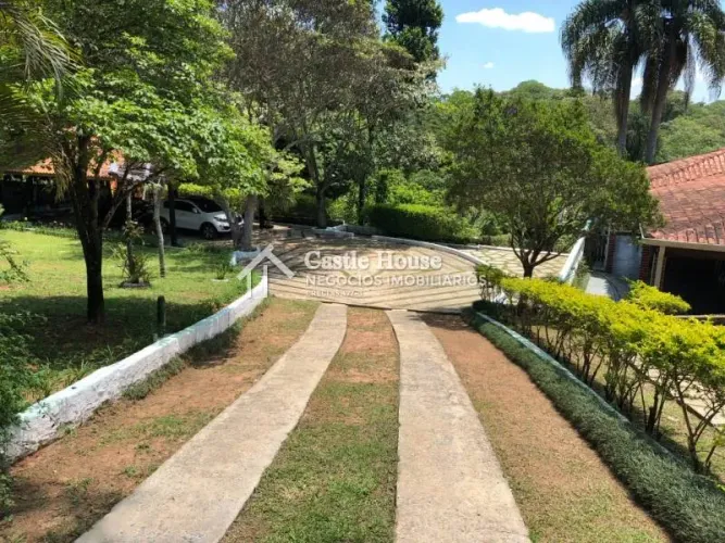 Linda Chácara para venda possui 200 metros quadrados com 3 quartos
