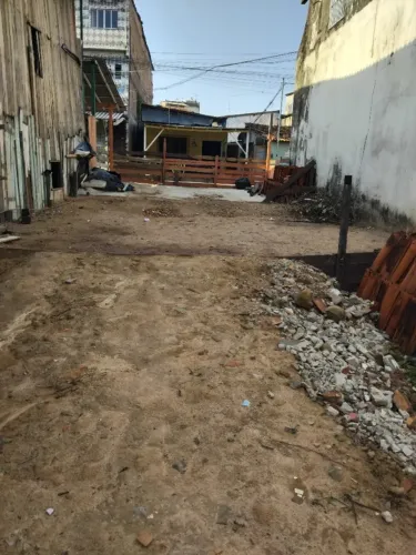 Vendo terreno medindo 6m20cm de frente e 36 metros de comprimento 