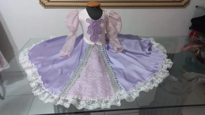 FANTASIA INFANTIL RAPUNZEL, VESTIDO LILAS, FEITO EM ORGANZA E TOQUE DE SEDA. TAM (8)
