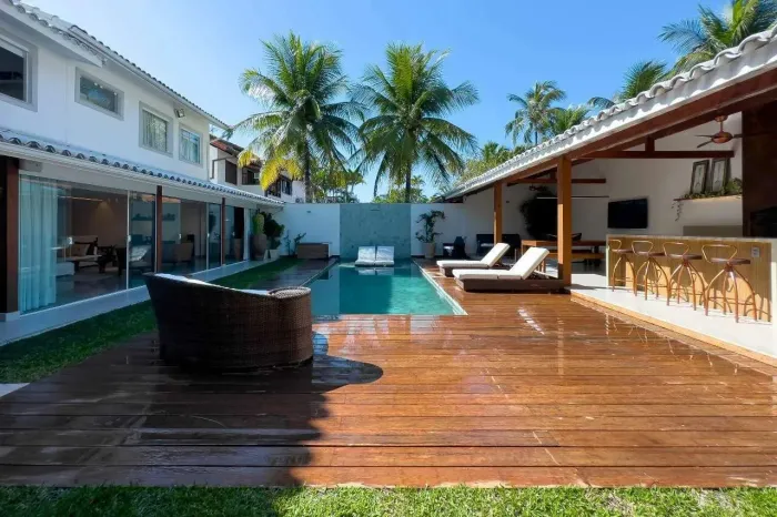 CASA ATUALIZADA - 430m² - 6 QUARTOS - 3 SUÍTES - SANTA MÔNICA