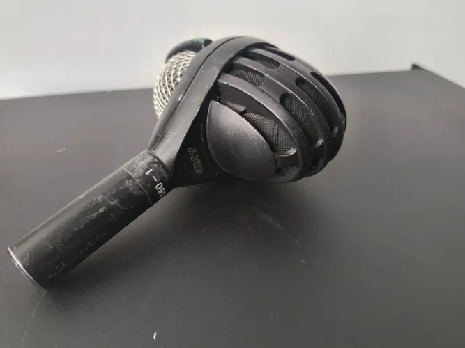 Microfone Dinâmico Akg Modelo D112 Bumbo E Percussão