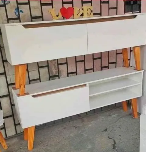 Rack retrô moderno branco com detalhes em madeira