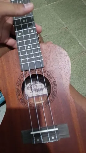 Ukulele Acústico - Usado 3 vezes - FAÇO TROCAS.