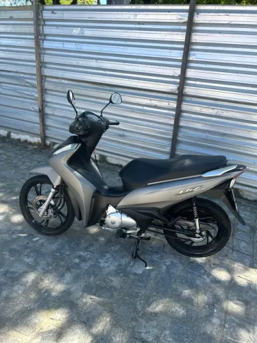 Honda BIZ 125 Flex. A última com freio traseiro no pé, o modelo 2025 o freio é na mão?