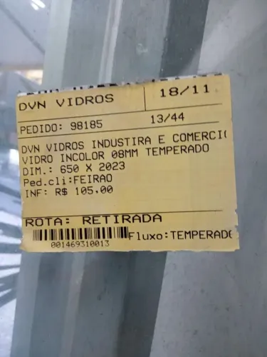 Vidro incolor com furos,para ferragens.
