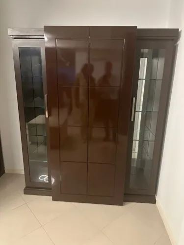 Armário de Madeira Marrom com Espelhos