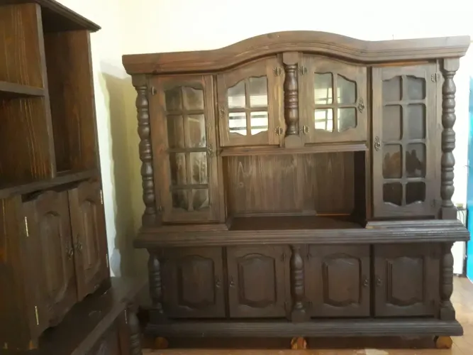 Armário estilo colonial de madeira maciça antigo, mais de 40 anos, raridade