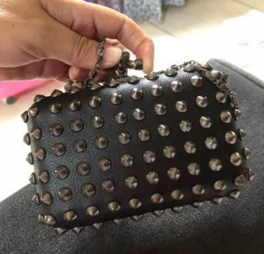Bolsa de mão preta com spikes