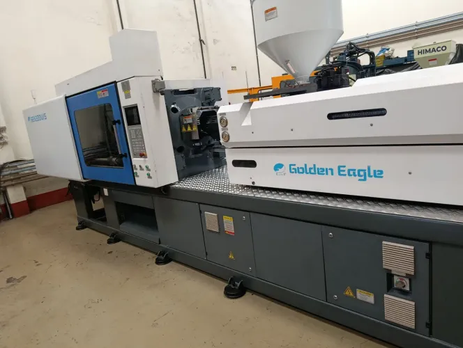 Injetora 220T Servomotor ano 2022