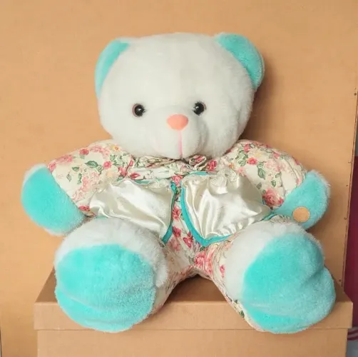 brinquedo - pelúcia urso branco grande verde água com macacão floral (usada)