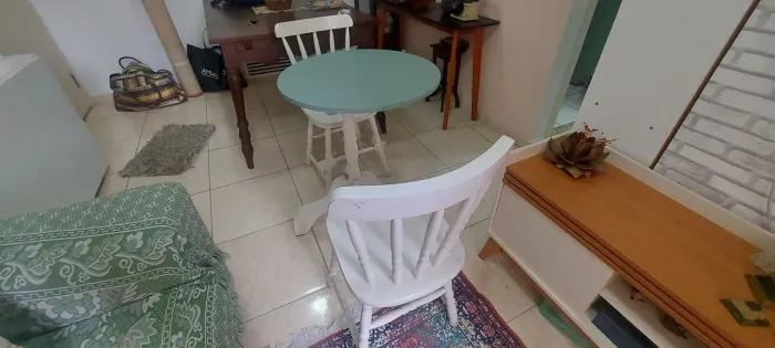 Mesa com uma cadeira de madeira branca