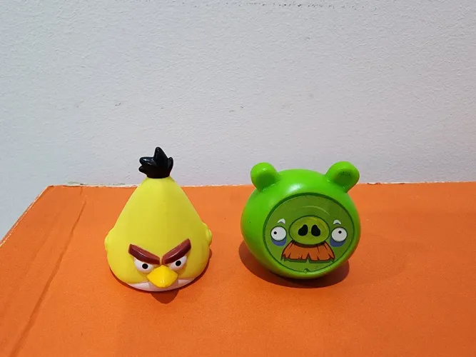 Kit 2 bonecos do Angry Birds Foreman Pig Moustache Pig  e Chuck(Pássaro amarelo)