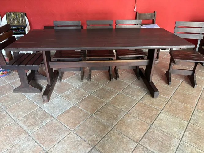 Mesa de madeira nobre