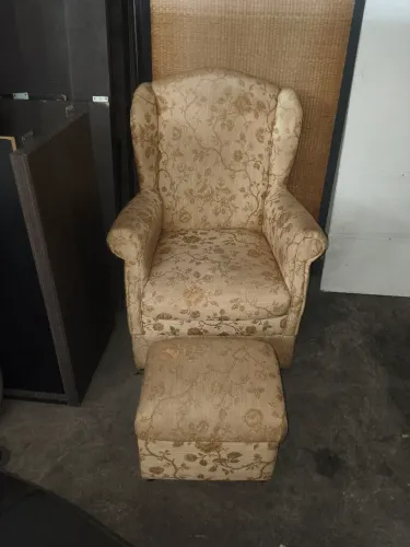 Poltrona orelheira (estilo Berger ou wingback) com encosto alto e abas laterais + Puff