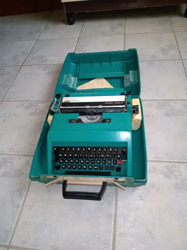 Máquina de datilog Olivetti Studio 45, raridade pouquíssimo uso com maleta ORIGINAL. 