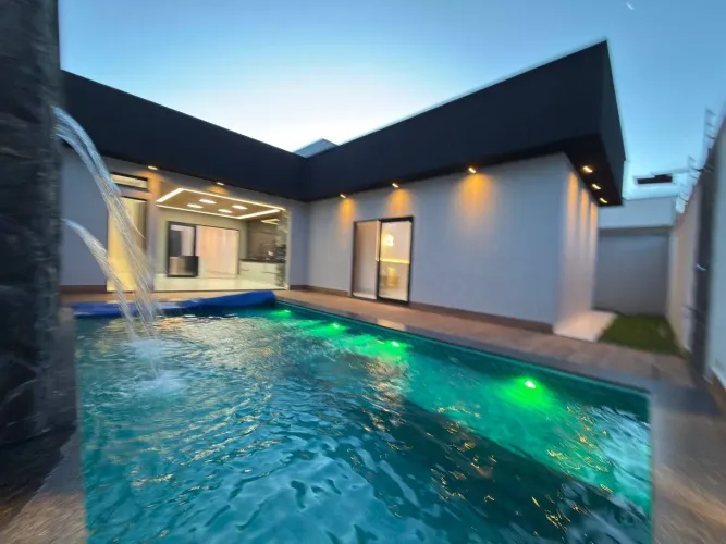 CASA COM 4 SUÍTES PLENAS - PISCINA AQUECIDA - 223M² - MOINHO DOS VENTOS
