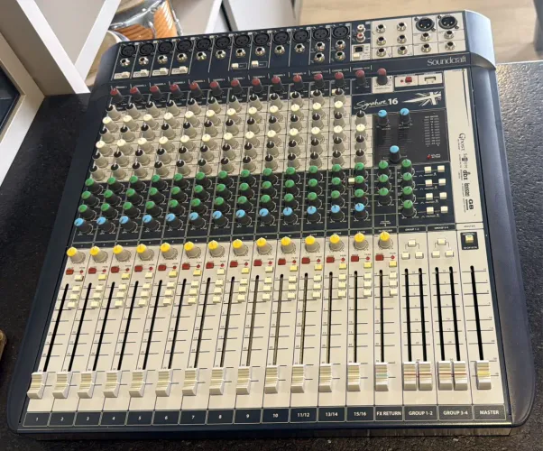 Mesa de som analógica Soundcraft Signature 16. 