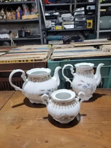 Jogo de porcelana floral filete dourado.