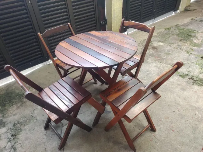 Mesa com cadeiras para jardim ou bar
