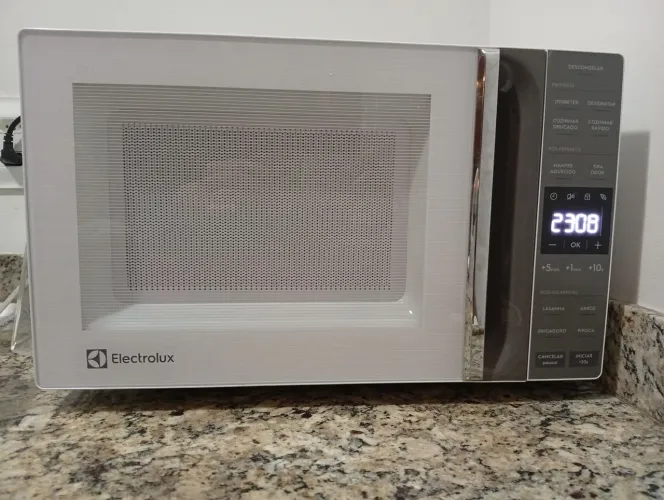 Vende-se Microondas Eletrolux 23 litros.